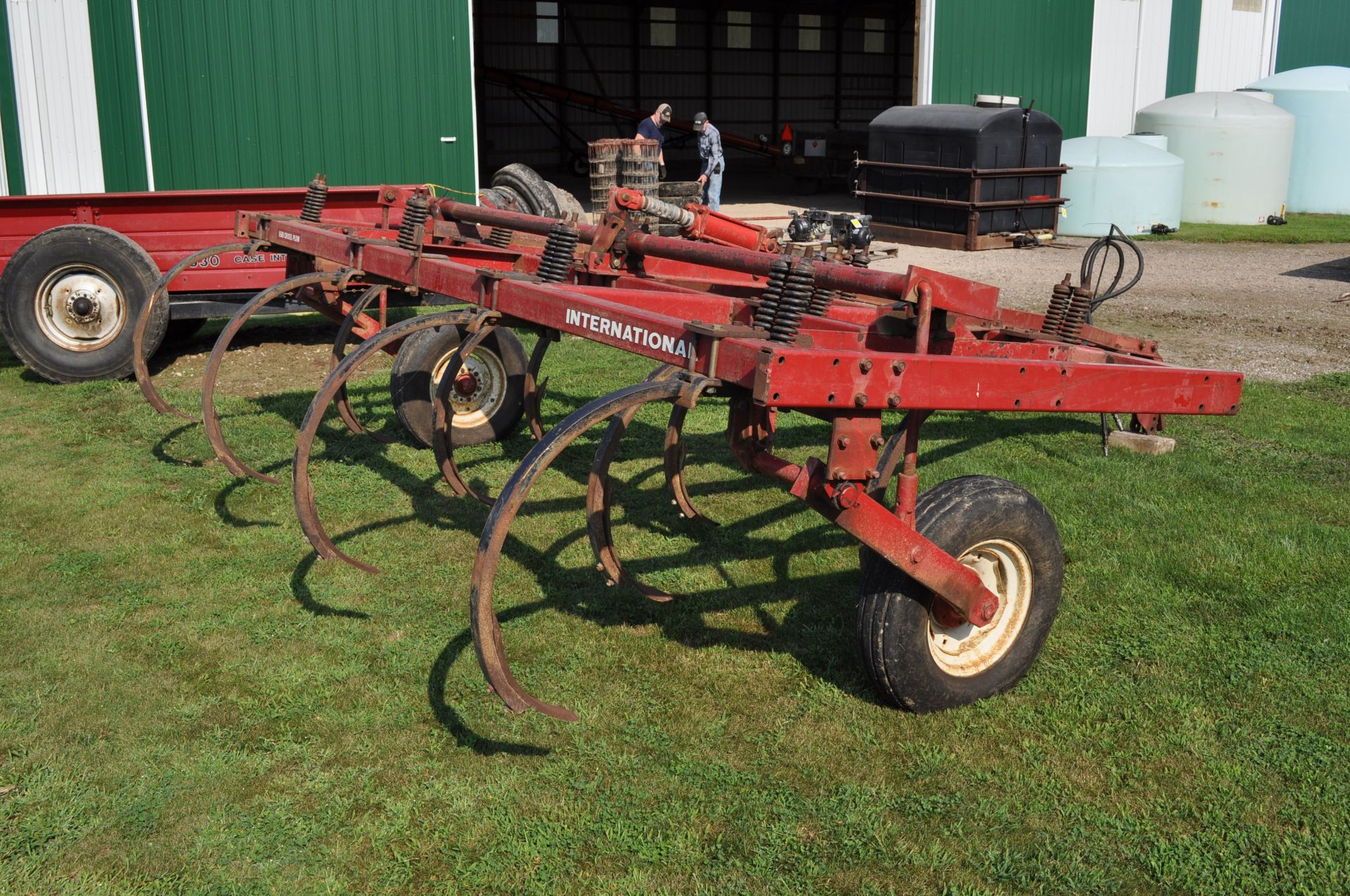 13’ International 5500 chisel plow, 10 shank, pull type, hyd lift, SN 0190887C005939 - Image 3 of 7