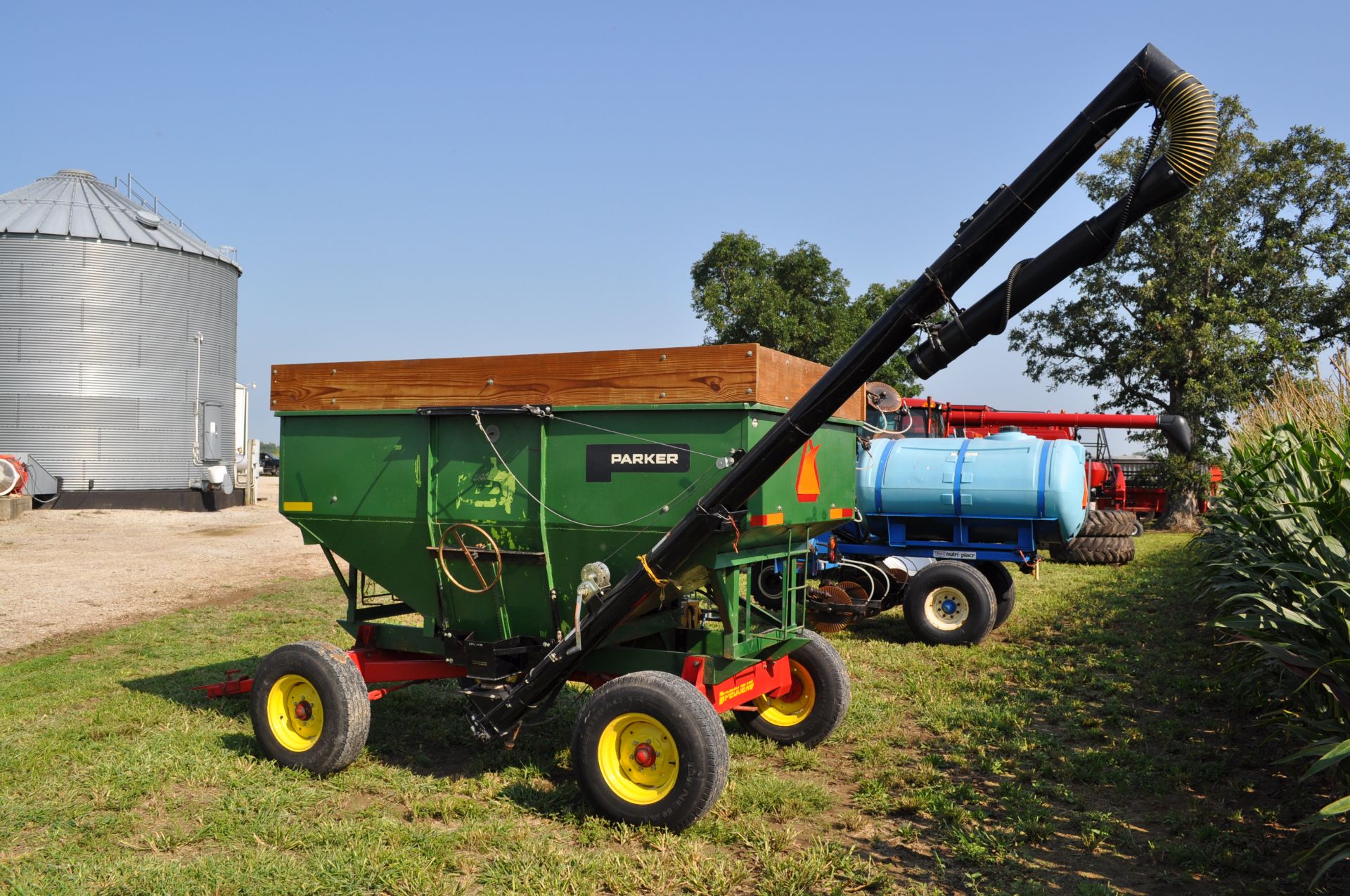 Parker 200 bu gravity seed wagon, 15’ J&M poly cup seed auger, Pequa 1086 gear, 16” tires - Image 4 of 15