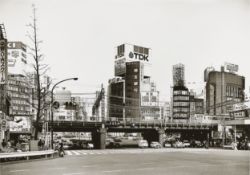Thomas Struth. ”Kreuzung an Shinju-ku Station Tokyo”. 1986/1987