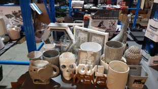 20 Items Ð Mixed Home Deco Items To Include Giraffe, Elephant & Skull Oil Burner, Wooden Phot...