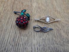 3 small vintage brooches