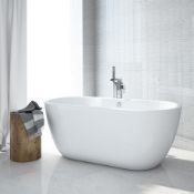 NEW (Q4) 1655x740mm Round Double Ended Freestanding Bath. Showcasing style charm...
