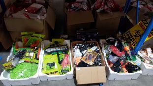 (R5K) Contents Of Floor : A Quantity Of Mixed Halloween Items. To Include Balloons, Silicone Cake T