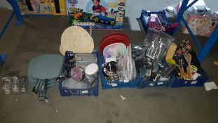 (R2P) Contents Of Floor : A Quantity Of Mixed Household / Kitchen Items To Include Foldable Choppin