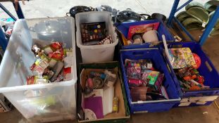(R1E) Mixed Lot. Contents Of Floor. To Include Water Bottle, 3M Command Damage Free Hanging Packs