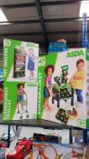 (R3L) Toys. 3 Items. 1 X Toy Supermarket, 1 X Toy Shelves & 1 X Supermarket Trolly