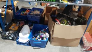 (R1H) Contents Of Large Box / Floor. To Include A Quantity Of Red5 / Menkind Items (Solar Robot Kit
