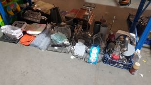 (R1K) Bathroom. Contents Of Floor. A Quantity Of Mixed Bathroom Items To Include Bathroom Mats, W