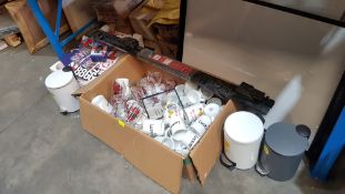 (R5L) Mixed Items Under Racking To Inc Large Qty Of Mugs, Beer Glasses & Goblets. Free Standing Whi