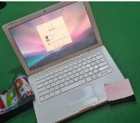 LT042 Laptop Apple