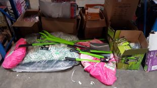 (R9I) Garden. Contents Of Floor. To Inc 1x Multi Position Relaxer Chair Fern, 2x Castle Play Tent