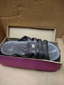 Pair of Flip flops/sliders RRP £10 Grade U