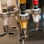 (R15D) 8 Items. 6x 4 Bottle Optic Bar Butler. 2x Viking Beer Horn.