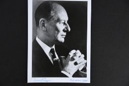 JOHN GIELGUD Original signature