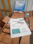 Approx. 22 mixed toilet seats. To include. 11 x EM003S soft close seats with quick release buttons.