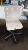 (9C) 1x White Wheeled Kids Swivel Chair