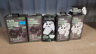 (13b) 5x Venom Twin Docking Station Xbox One. (2x Black - 1x New, Sealed). (3x White).