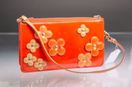 Kl. Tasche von Louis Vuitton, orangenes Lackleder m. aufgenieteten Lederblüten, ca. 12,5 x 20,5