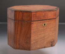 Deckeldose aus massivem Tropenholz, Achtkantform, Randeinfassung am Deckel aus Messing, abschließbar