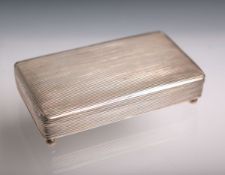 Rechteckige Deckeldose aus Silber (wohl 19. Jh.), feine Längstrillen, auf 4 kl. Kugelfüßen,