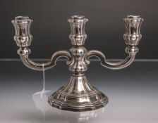 3-flammiger Kerzenhalter 835 Silber, gestempelt: Halbmond u. Krone / Feingehalt / Hersteller, ca. 18