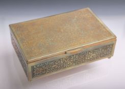 Zigarrendose (20. Jh.), geprägtes Messingblech, innen Holzausschlag, Widmung im Innendeckel 