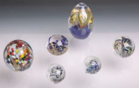 Kl. Sammlung von 6 Paperweights (wohl 1960/70er Jahre), versch. Formen u. Größen. 1x min. best.