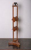 Alter Spulenhalter aus Holz (wohl 19./ 20. Jh.), H. ca. 100 cm. Gebrauchszustand.