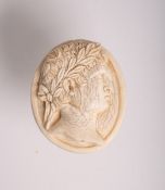 Ovale Reliefschnitzarbeit m. Darst.