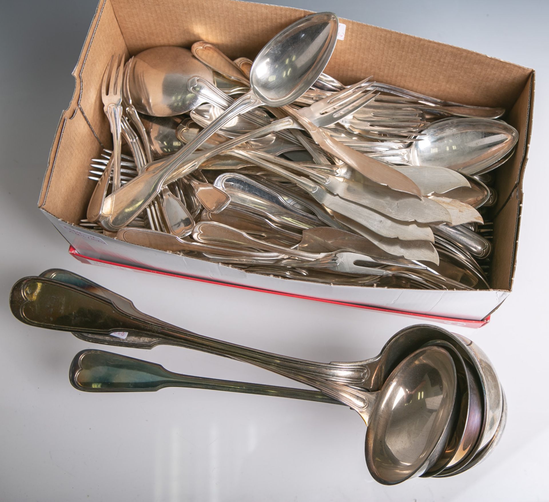 Konvolut von div. Besteckteilen 800 Silber, Spatenmuster, 107 Teile (davon 8 Teile Auflage-Silber)