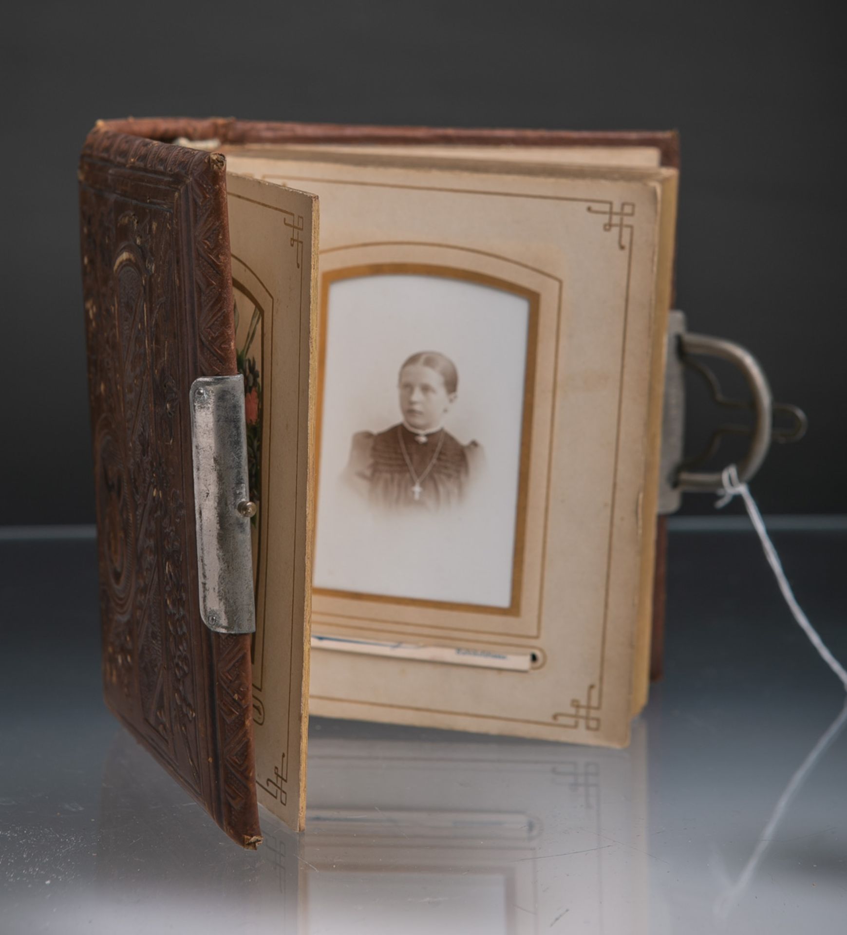 Fotoalbum (wohl 19. Jh.), lederbezogenes Album - Bild 2 aus 2