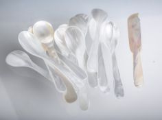 13 alte Perlmuttlöffel, wohl zum Verzehr von Kaviar