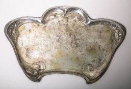 Flaches Tablett aus Zinn (Jugendstil, um 1900)