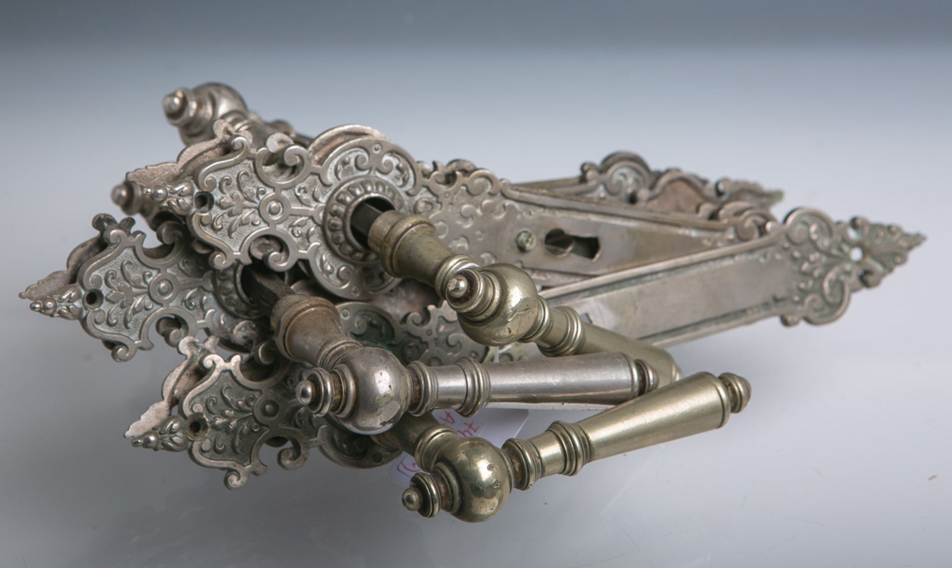 Türbeschläge bzw. 3 komplette Drückergarnituren (Historismus, um 1880/1900) - Bild 2 aus 2