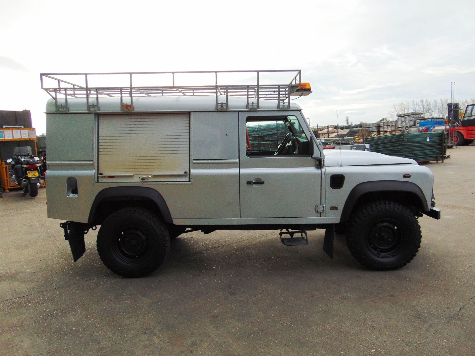 1 Owner 2013 Land Rover Defender 110 Puma hardtop 4x4 Utility vehicle ONLY 88,392 MILES! - Image 5 of 39