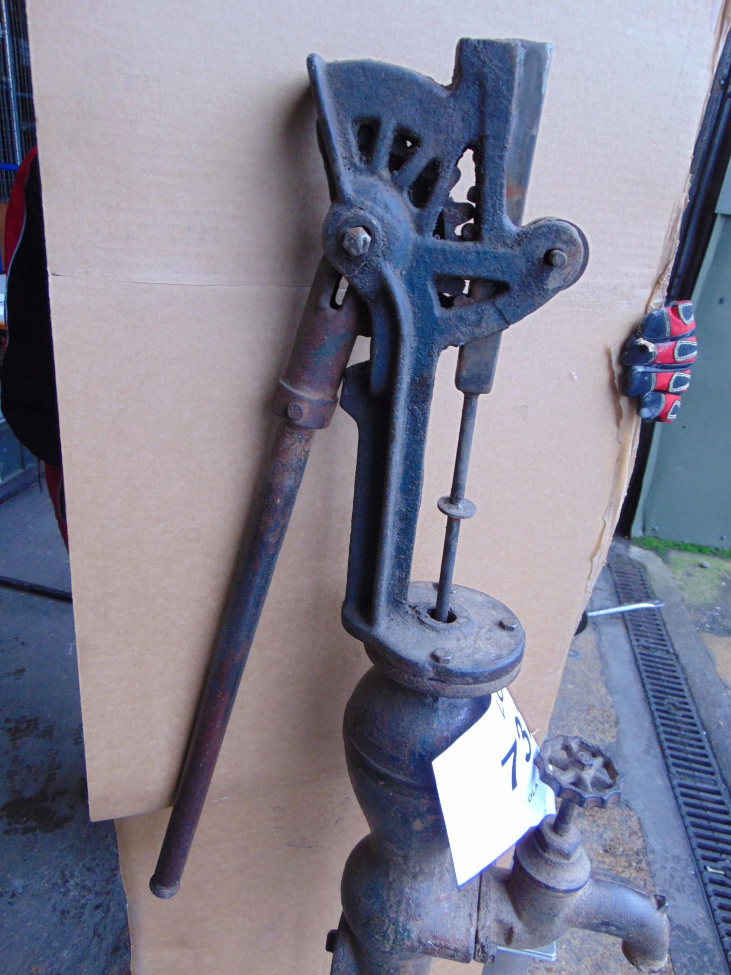 VERY NICE AND ORIGINAL FULL SIZE VINTAGE WATER PUMP UNUSUAL IDEAL FOR GARDEN - Image 4 of 4