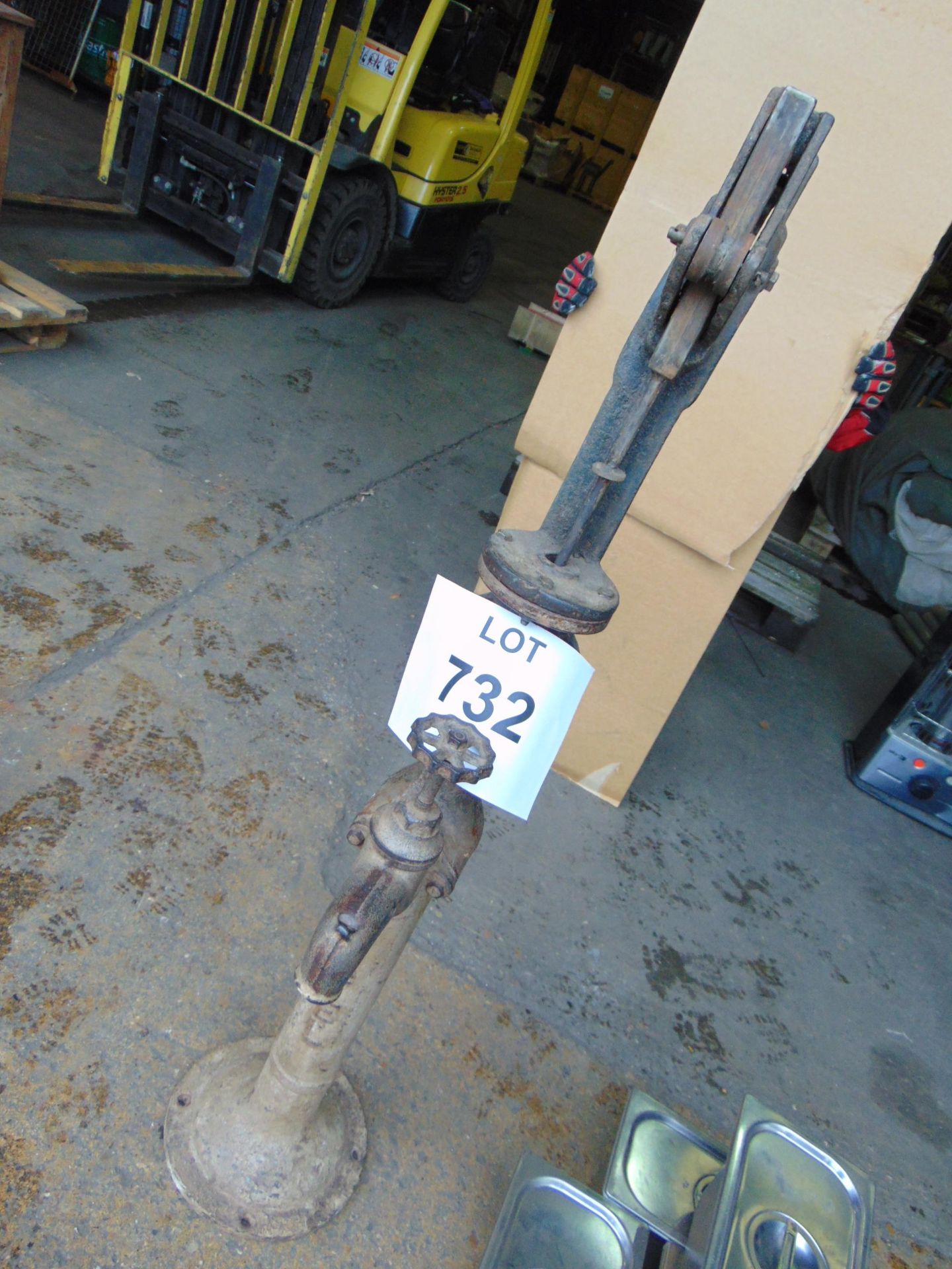 VERY NICE AND ORIGINAL FULL SIZE VINTAGE WATER PUMP UNUSUAL IDEAL FOR GARDEN - Image 3 of 4