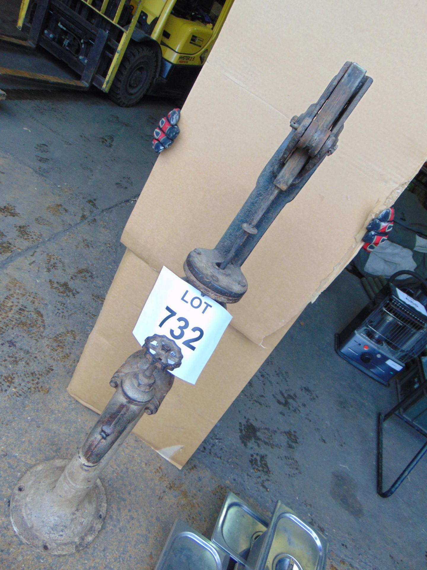 VERY NICE AND ORIGINAL FULL SIZE VINTAGE WATER PUMP UNUSUAL IDEAL FOR GARDEN - Image 2 of 4