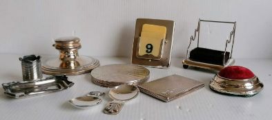 An assortment of Edwardian silver items to include a cigarette case, compact capstan (no insert),