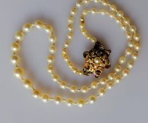 A graduated string of cultured pearls, (largest 6mm, smallest 3mm) with pearl cluster clasp, 40 cm,