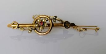 An Edwardian yellow gold brooch with garnet and seed pearl decoration, 45mm, stamped, 2.94g