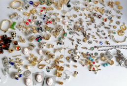A large selection of mixed costume jewellery to include: earrings, brooches, rings, etc