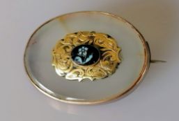 A Victorian oval gold-framed memorial brooch with etched decoration, unmarked, 30mm x 20mm, 8.8g