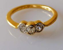 A yellow gold three-stone diamond ring with brilliant-cut diamonds, total weight approx. 0.33