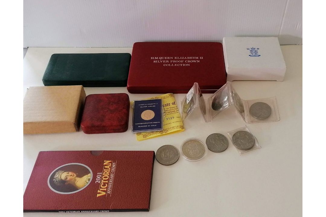 The Royal Mint Queen Elizabeth II Collection 1972-1981, four silver proof crowns, boxed with - Image 2 of 2