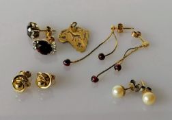 Four pair of earrings, all 9ct gold and a pendant in the shape of Africa, all stamped, 8.33g (5)