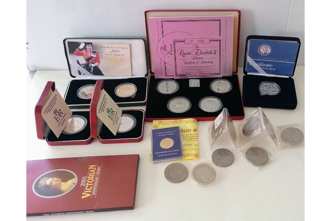 The Royal Mint Queen Elizabeth II Collection 1972-1981, four silver proof crowns, boxed with - Image 1 of 2