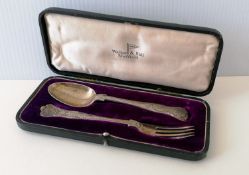 A George V cased silver King's pattern spoon and fork by Walker & Hall, Sheffield, 1915, 15 cm, 72g