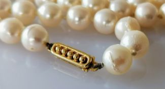 An Art Deco-style single row of seventy-seven cultured pearls measuring 7.15mm to 7.40mm on a beaded