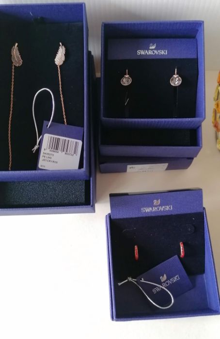 A Swarovski Crystal Leaves Vase, 20 cm H, unboxed; three rings, three pairs of earrings - Image 3 of 3